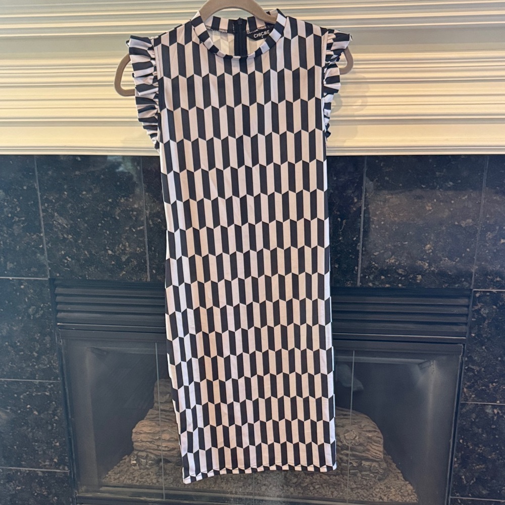 Black & White Geometric Ruffle-Sleeve Midi Dress